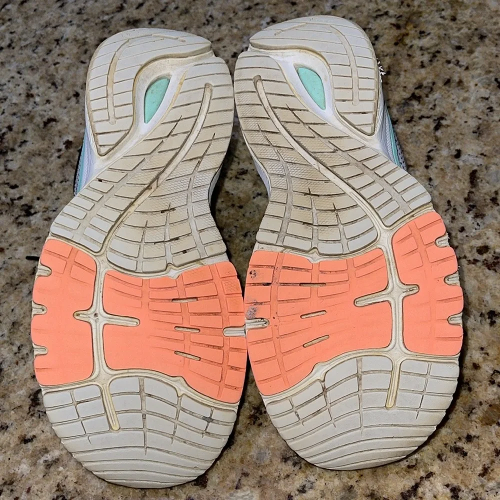New Balance - Picture 5 of 8